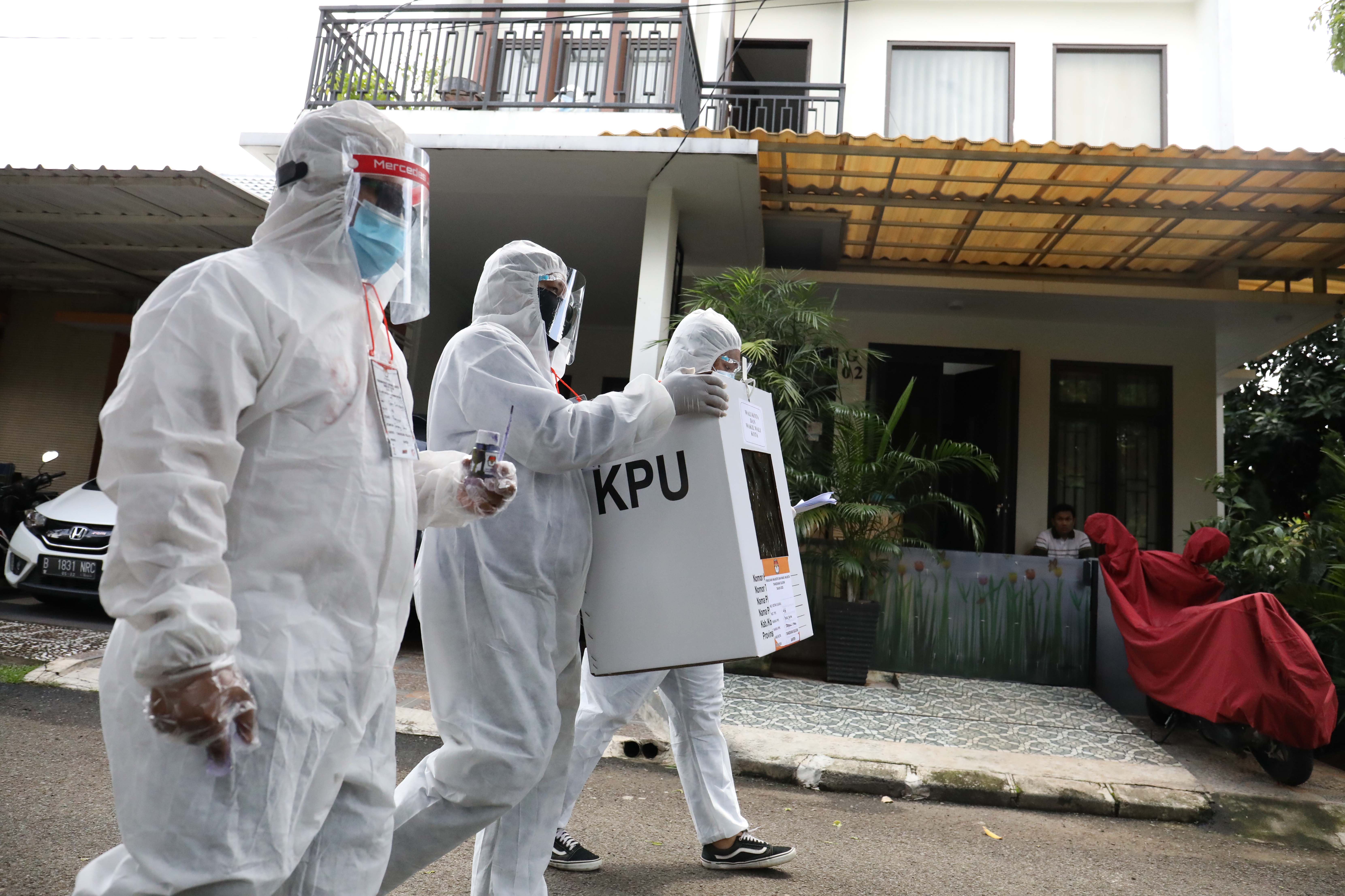 Menggunakan APD Petugas KPPS Mendatangi Warga Yang Sakit