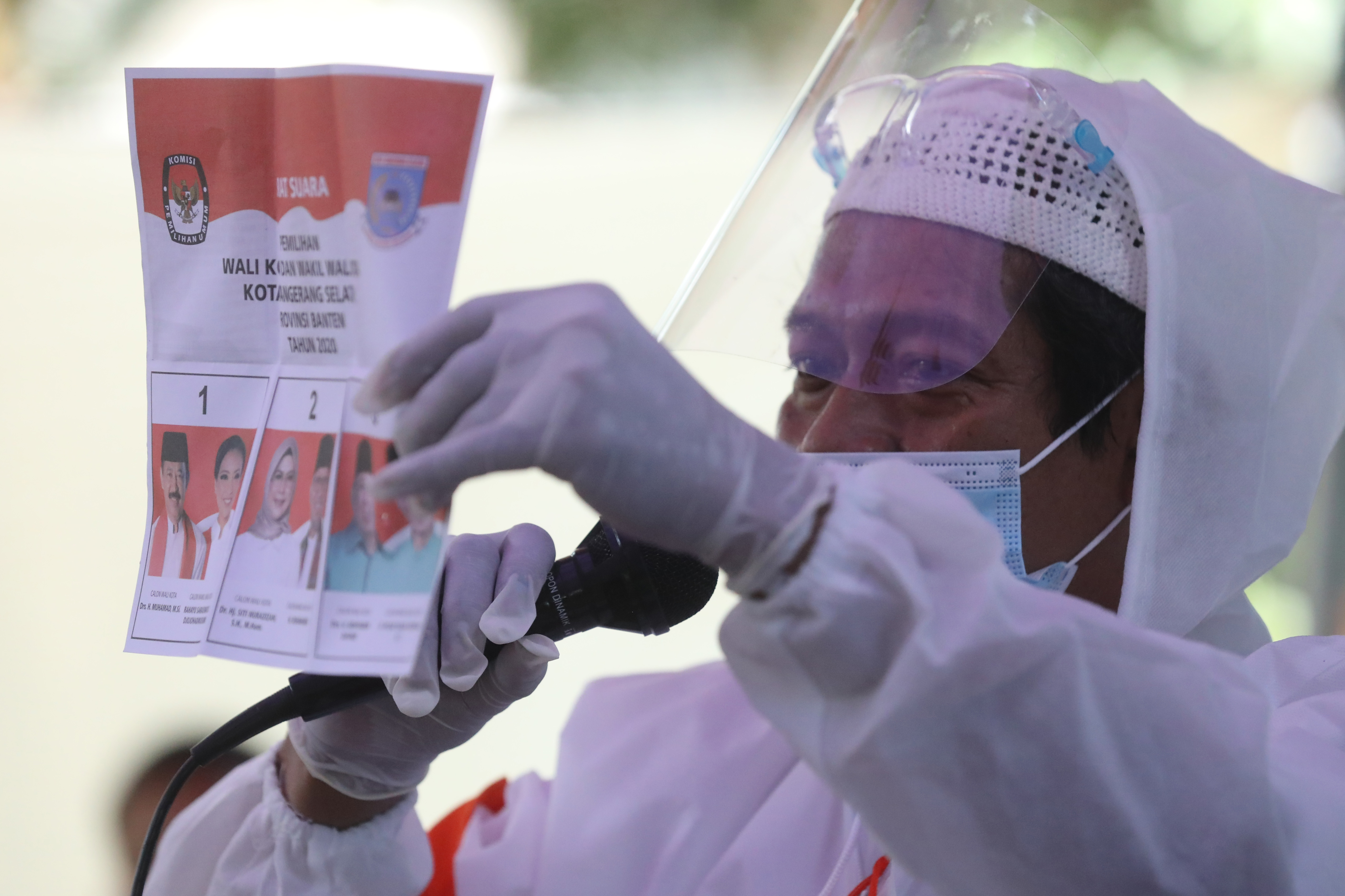 Menggunakan APD Petugas KPPS Mendatangi Warga Yang Sakit