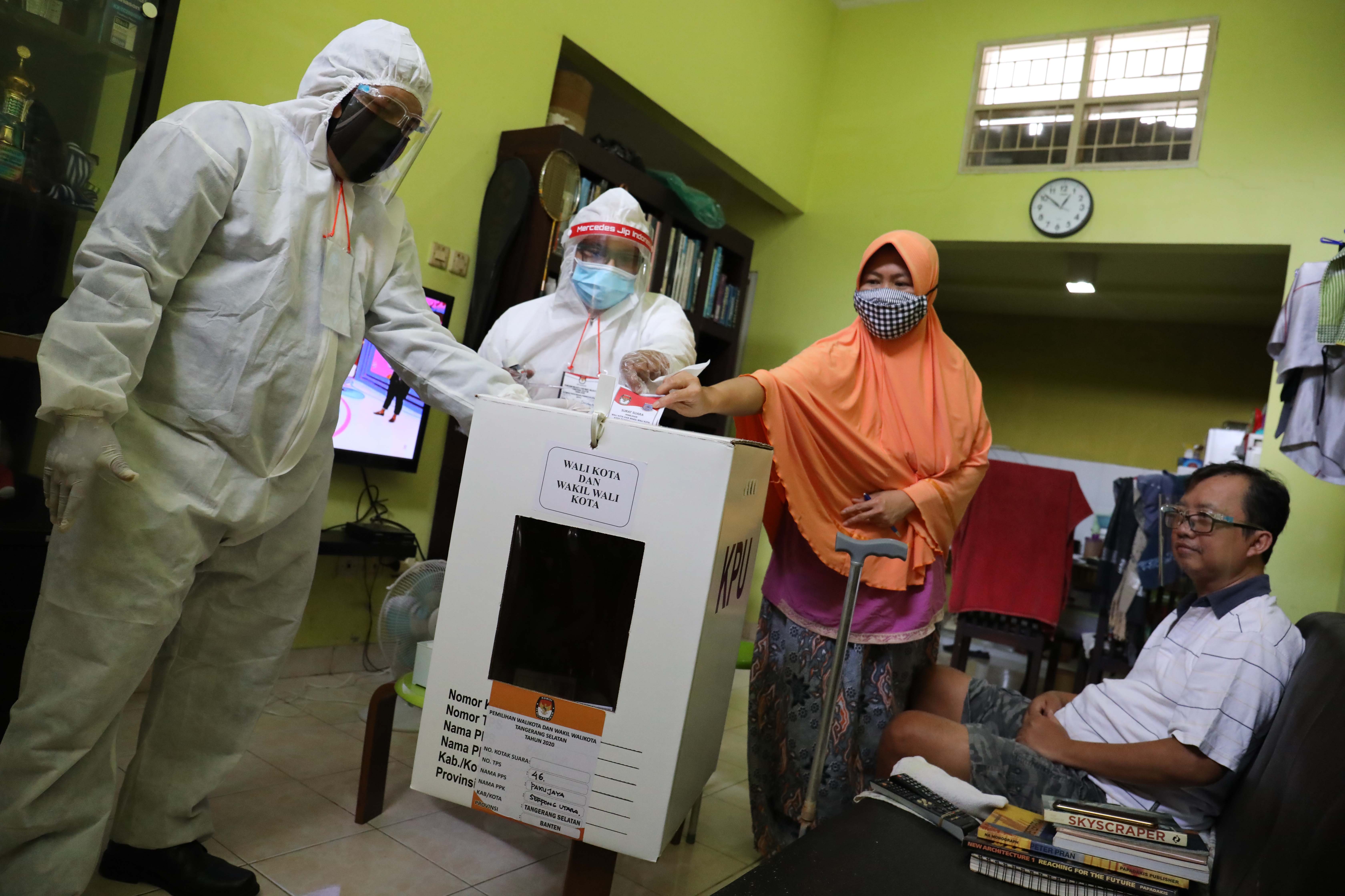 Menggunakan APD Petugas KPPS Mendatangi Warga Yang Sakit