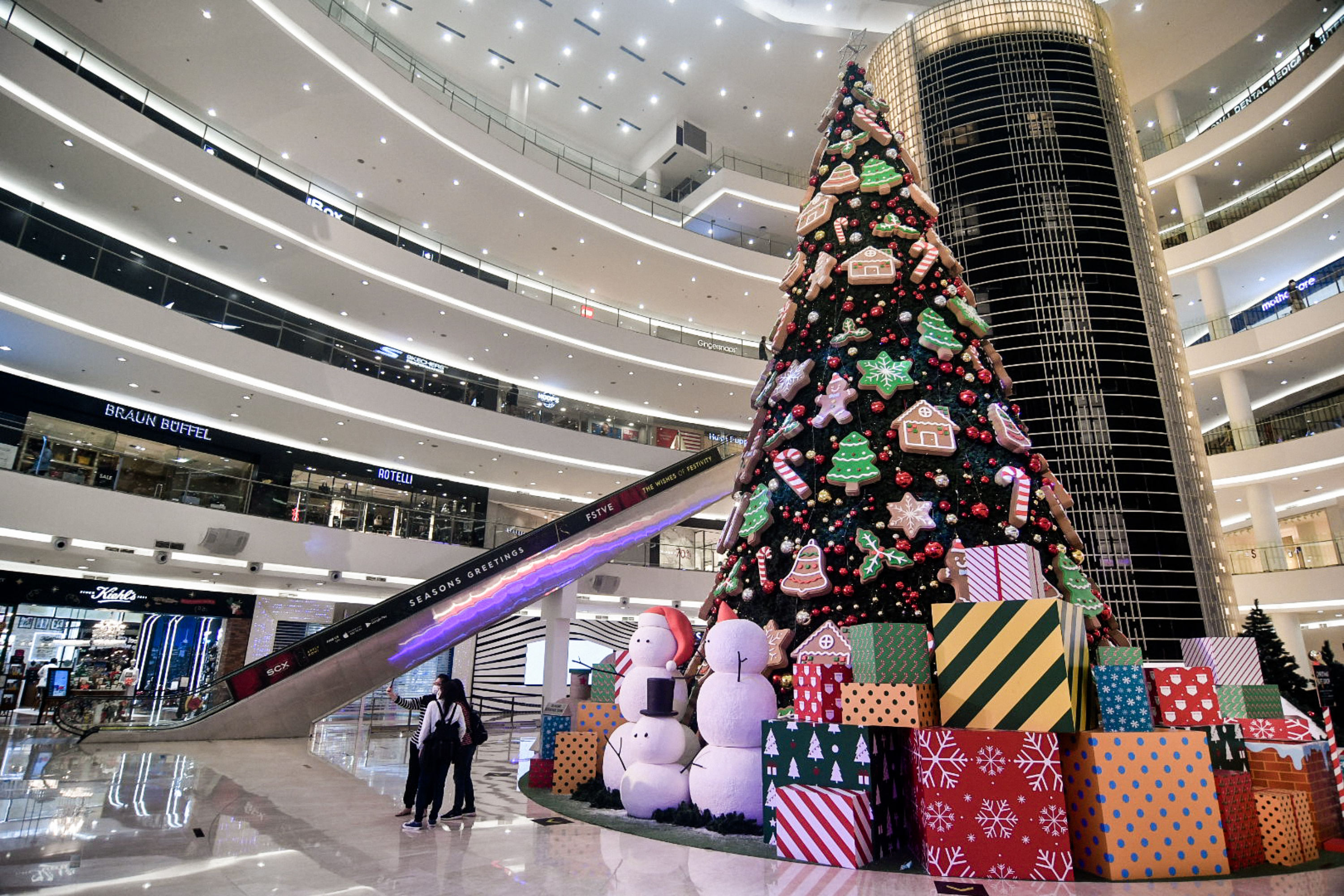 Pohon Natal Hiasi Pusat Perbelanjaan