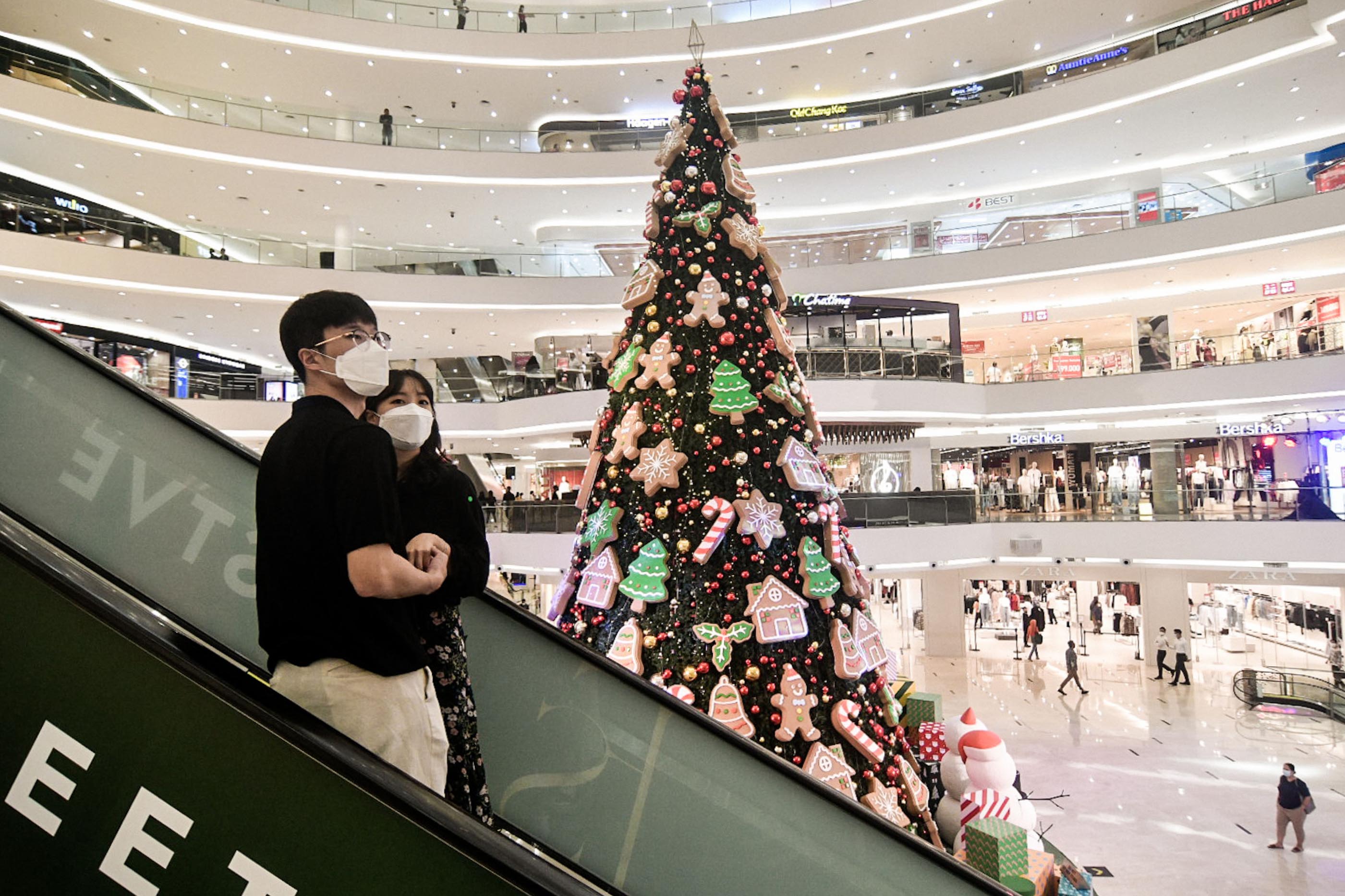 Pohon Natal Hiasi Pusat Perbelanjaan