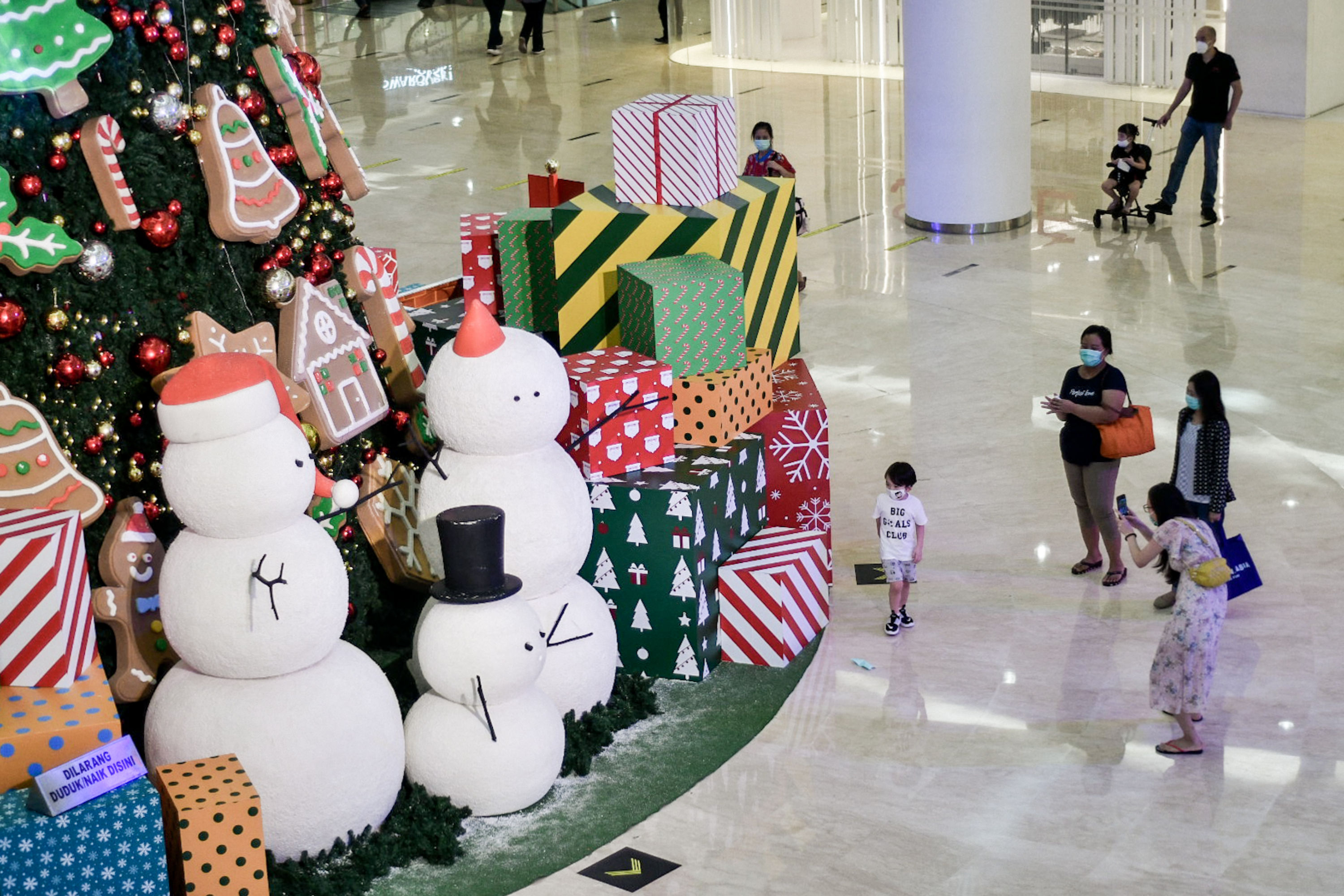 Pohon Natal Hiasi Pusat Perbelanjaan