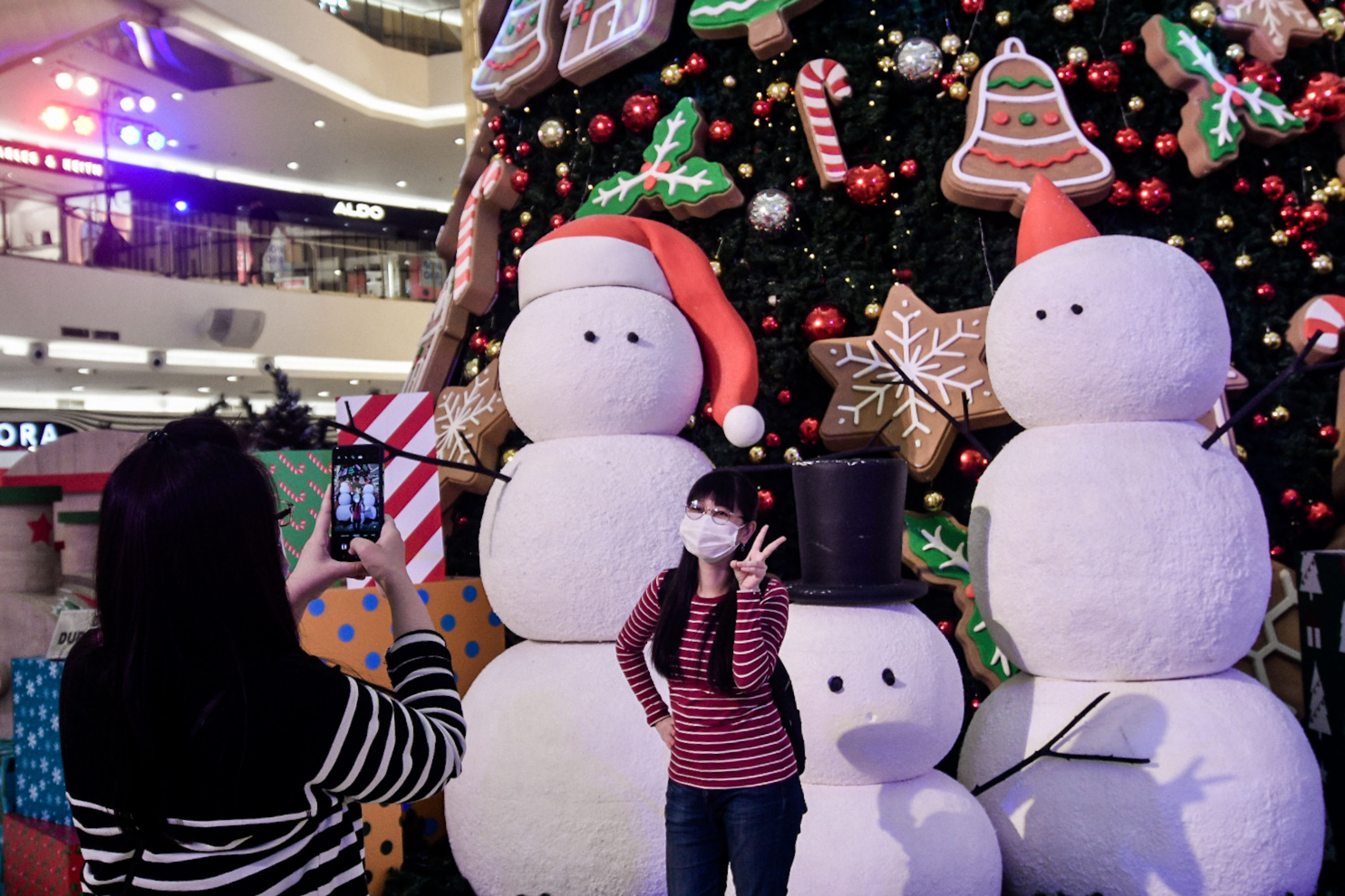 Pohon Natal Hiasi Pusat Perbelanjaan