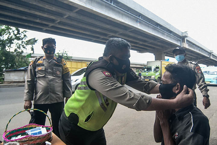 Razia Protokol Kesehatan di Perbatasan Jakarta-Bekasi