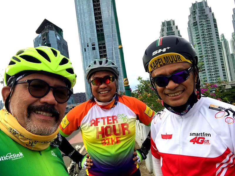 Menikmati Jagung dan Singkong Rebus Seusai Bersepeda