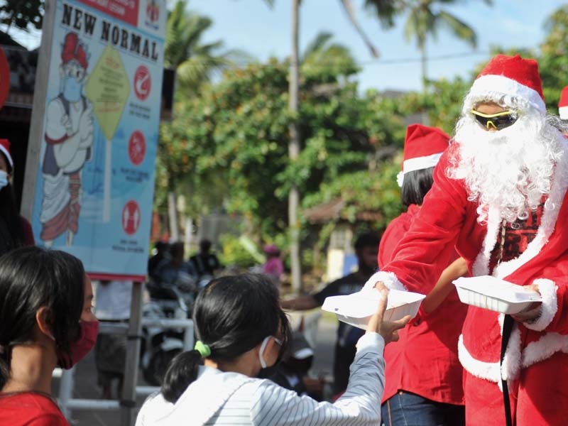 Sinterklas Bagi Makanan Gratis