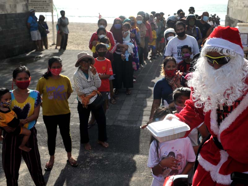 Sinterklas Bagi Makanan Gratis