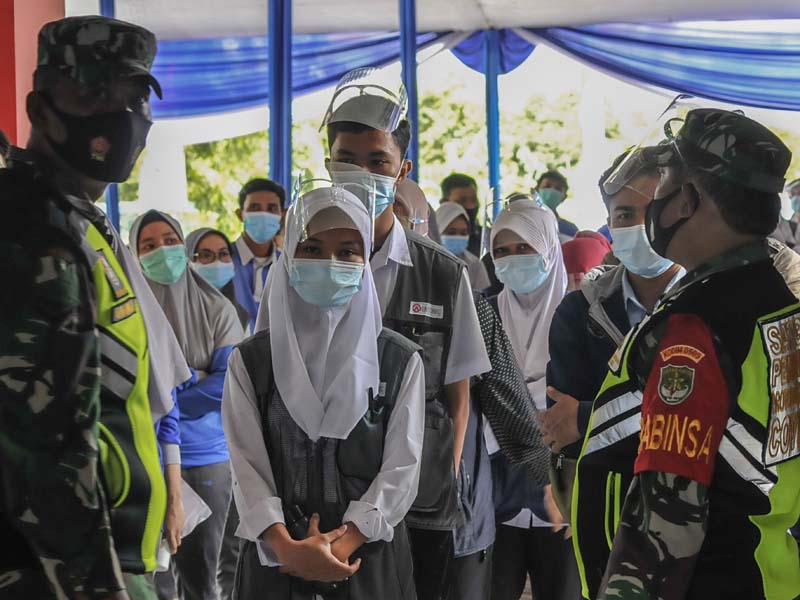 Tes Swab Massal Karyawan Pabrik Di Cikarang