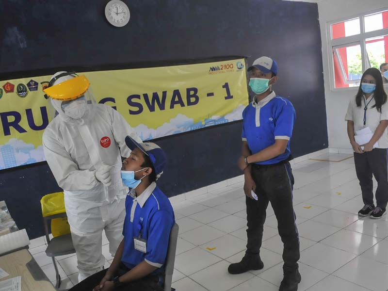 Tes Swab Massal Karyawan Pabrik Di Cikarang
