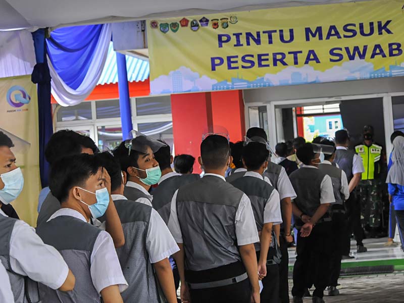 Tes Swab Massal Karyawan Pabrik Di Cikarang