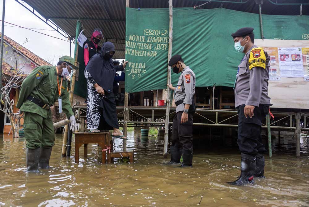 TPS di Tengah Genangan Banjir