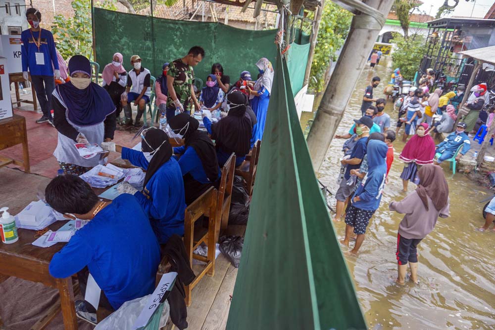 TPS di Tengah Genangan Banjir