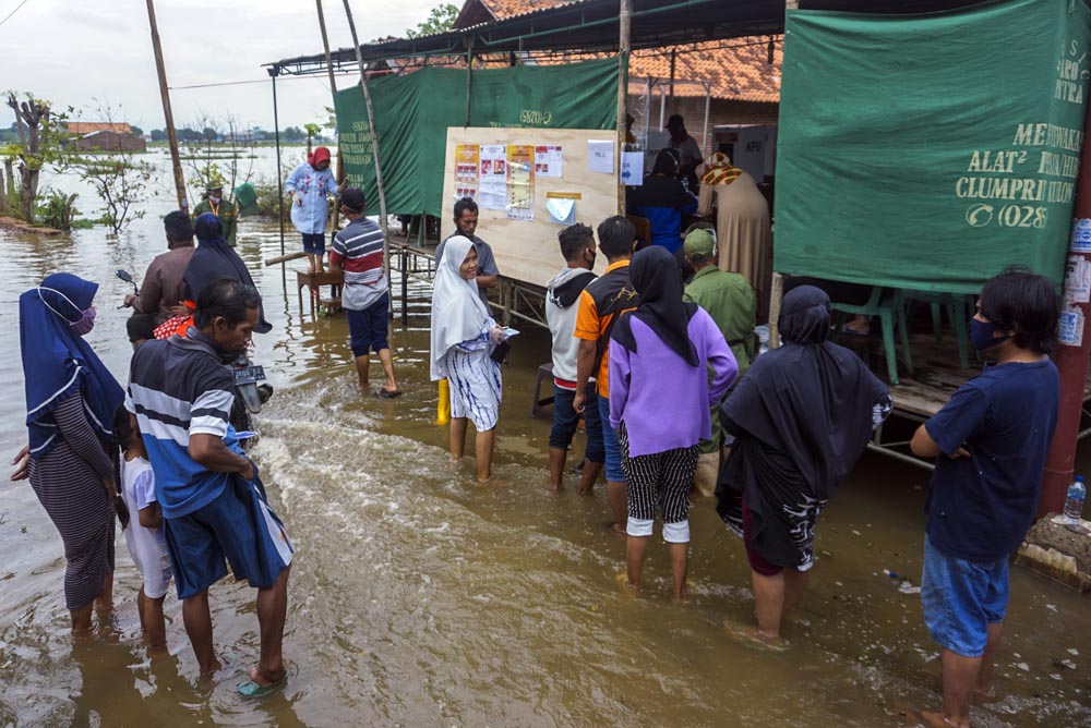 TPS di Tengah Genangan Banjir