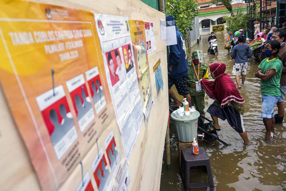 TPS di Tengah Genangan Banjir