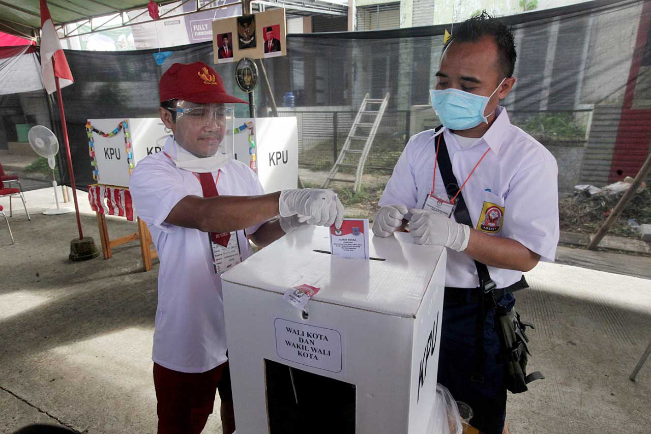 KPPS Berseragam Sekolah