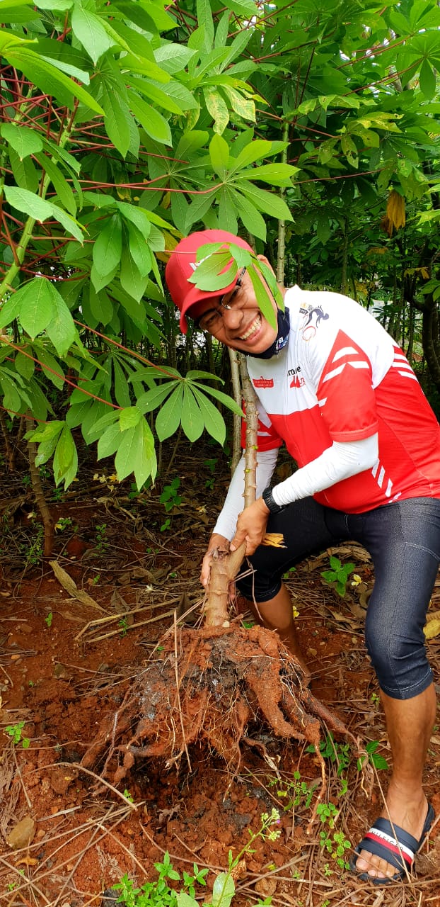 Menikmati Jagung dan Singkong Rebus Seusai Bersepeda