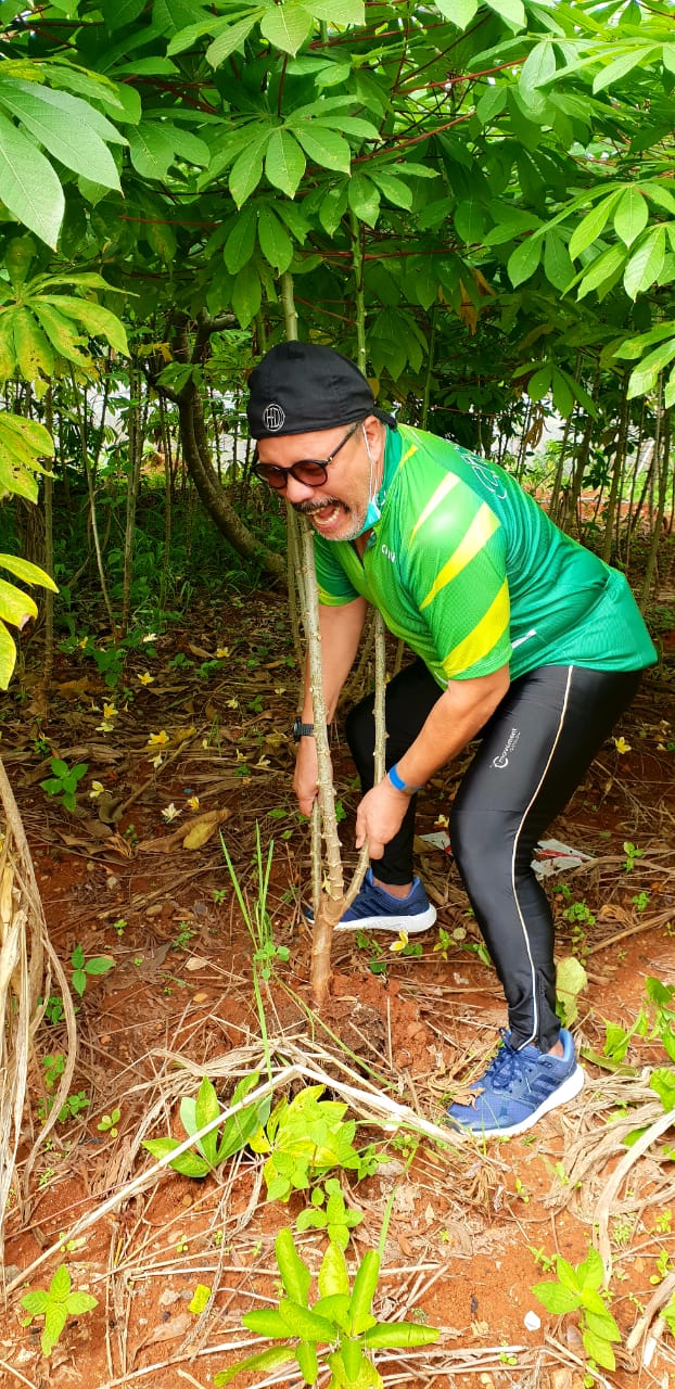 Menikmati Jagung dan Singkong Rebus Seusai Bersepeda