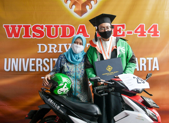 Prosesi Wisuda Secara Drive Thru Demi Kesehatan