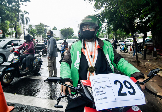 Prosesi Wisuda Secara Drive Thru Demi Kesehatan