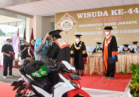 Prosesi Wisuda Secara Drive Thru Demi Kesehatan