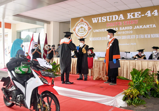 Prosesi Wisuda Secara Drive Thru Demi Kesehatan