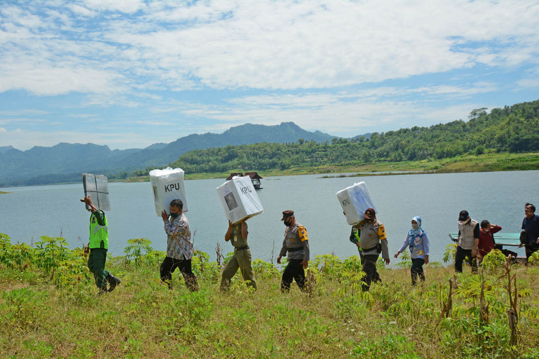 Distribusi Logistik Pilkada ke Daerah Terpencil 