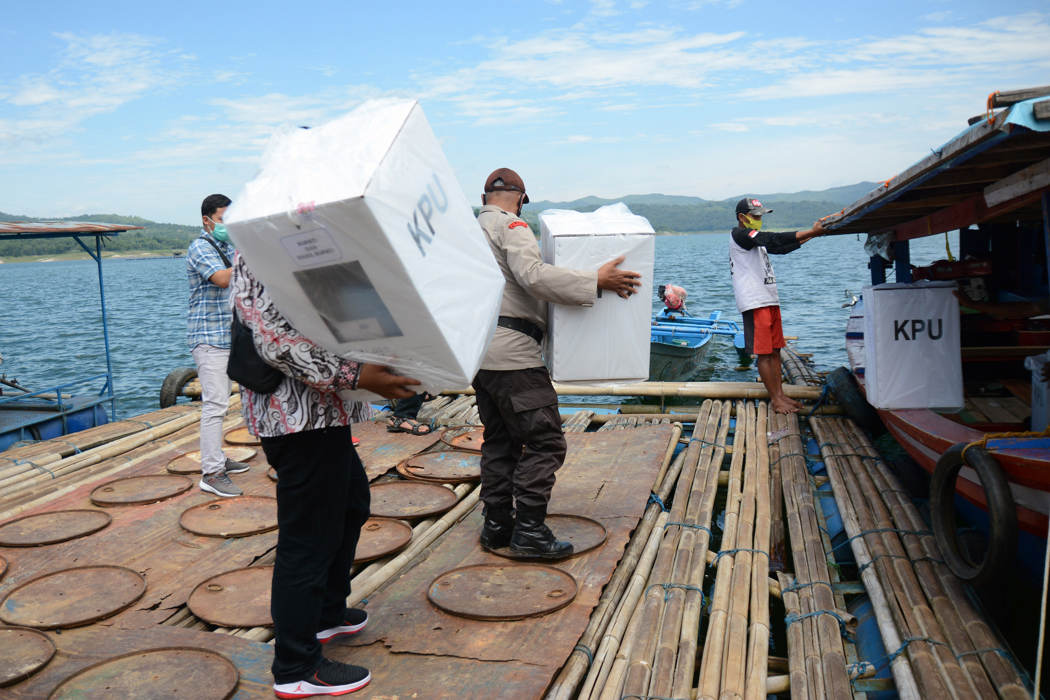 Distribusi Logistik Pilkada ke Daerah Terpencil 