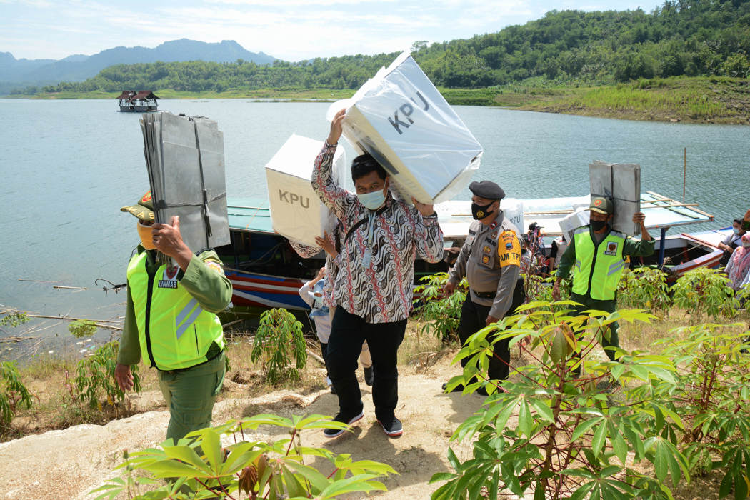 Distribusi Logistik Pilkada ke Daerah Terpencil 