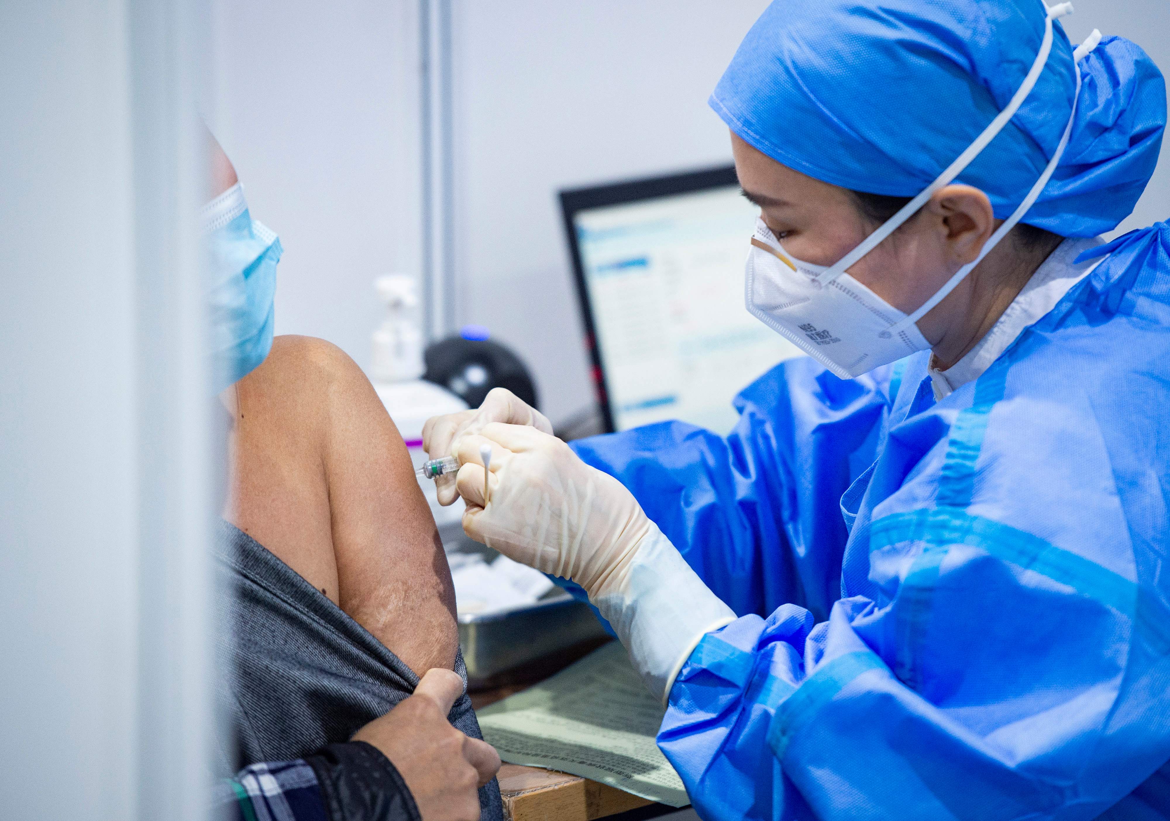 Ribuan Warga Beijing Antre Vaksin  Covid-19