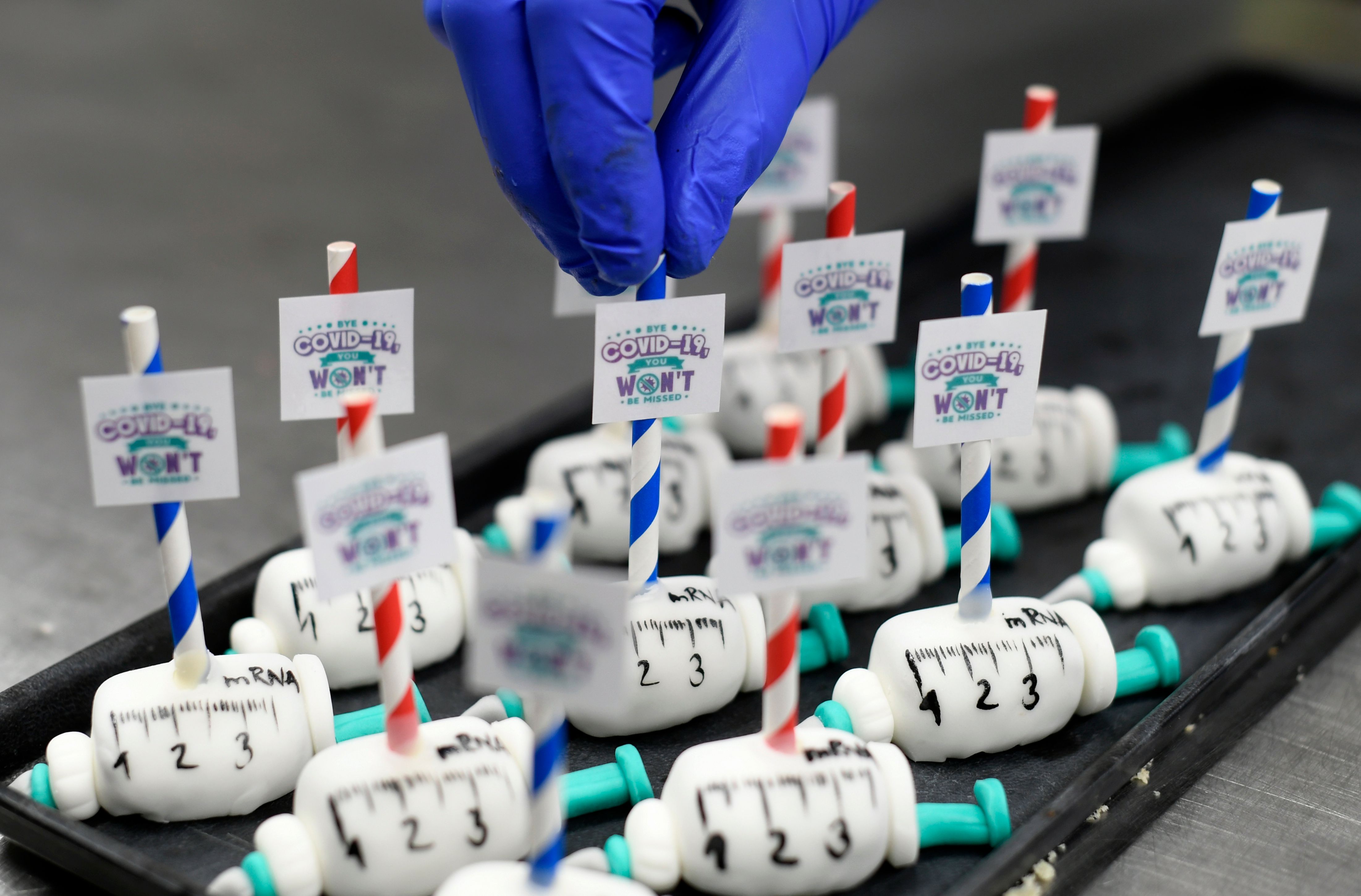 Kue Berbentuk Jarum Suntik Merespons Vaksin Covid-19