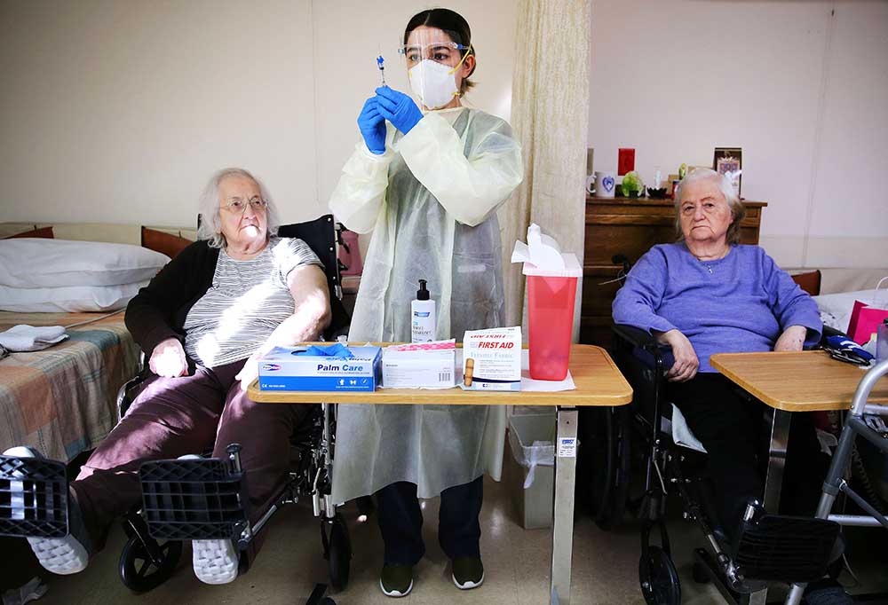 Penyuntikan Vaksin Moderna Sebagai Vaksin Covid-19 di Mission Hil