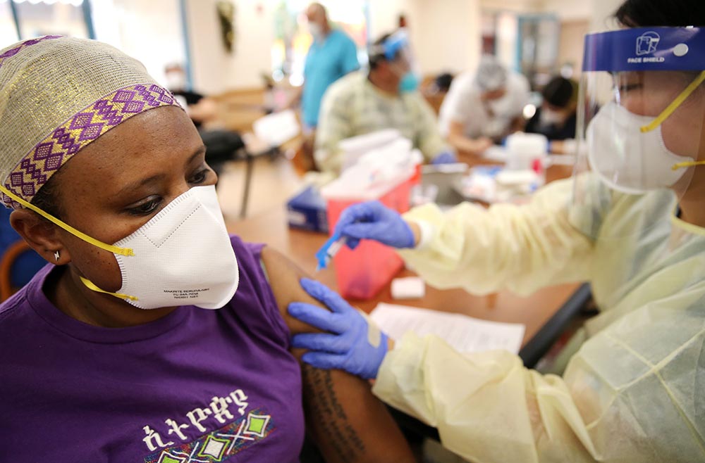 Penyuntikan Vaksin Moderna Sebagai Vaksin Covid-19 di Mission Hil