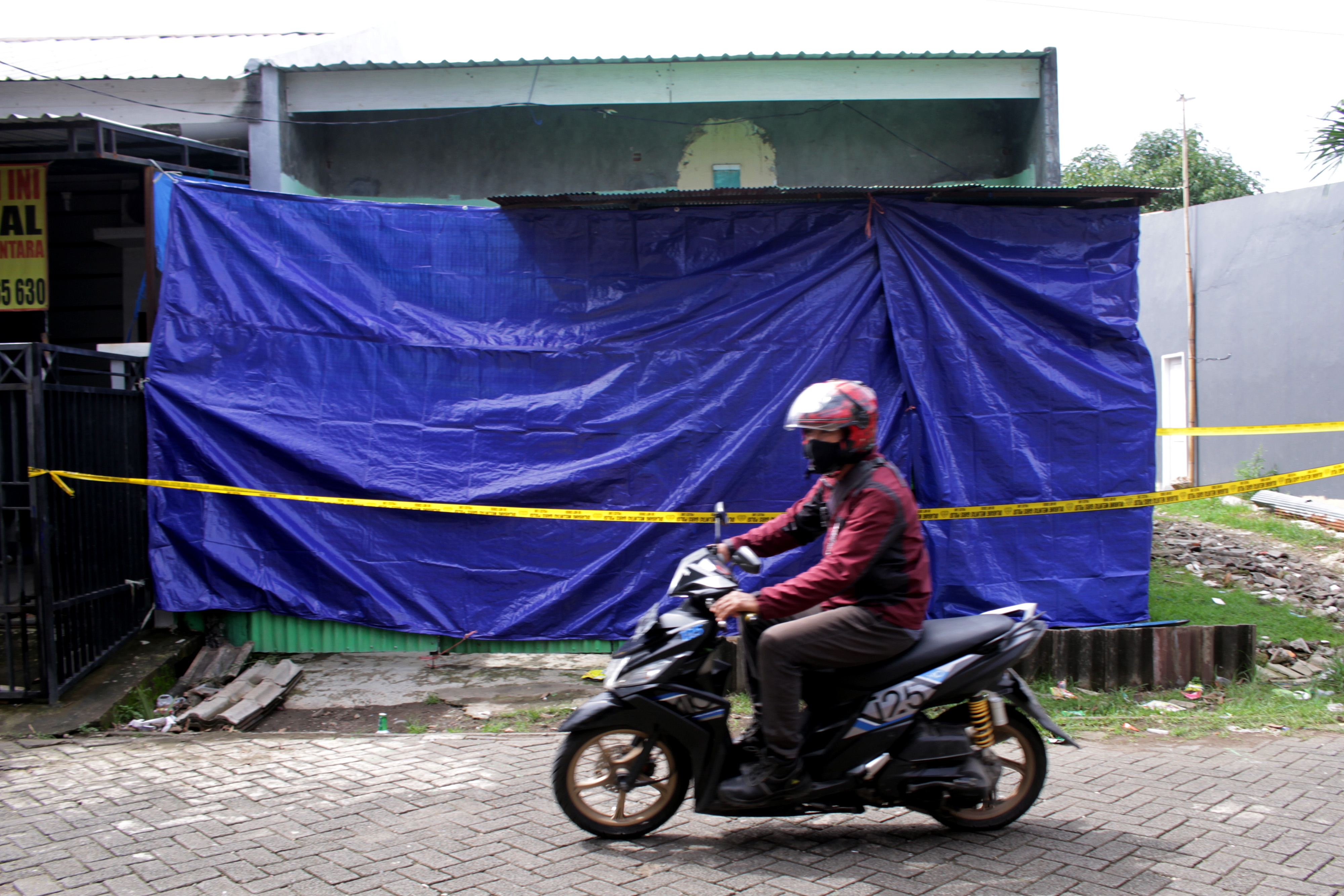 Pemasangan Garis Polisi di Rumah Terduga Teroris 