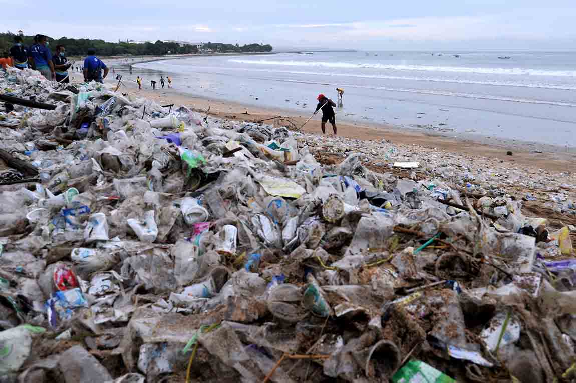 Aksi Bersih Sampah di Pantai Kuta