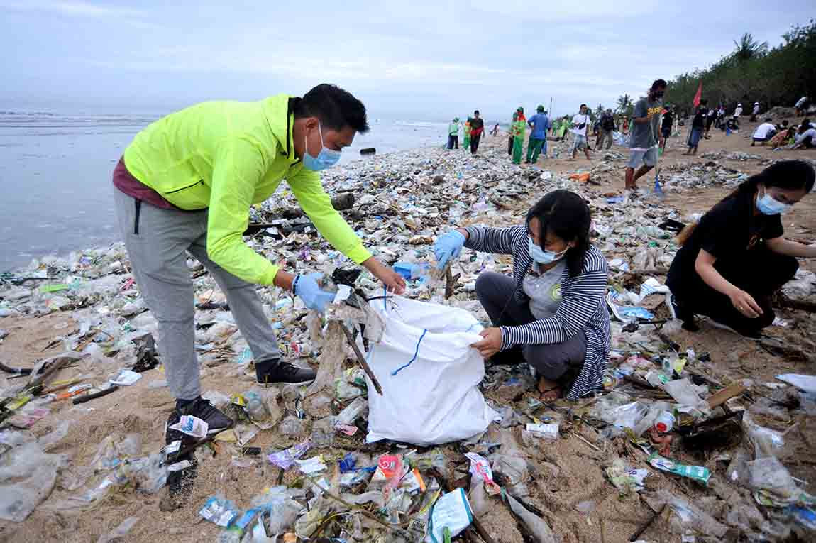 Aksi Bersih Sampah di Pantai Kuta