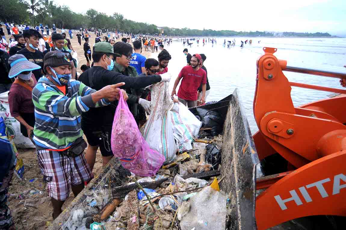 Aksi Bersih Sampah di Pantai Kuta