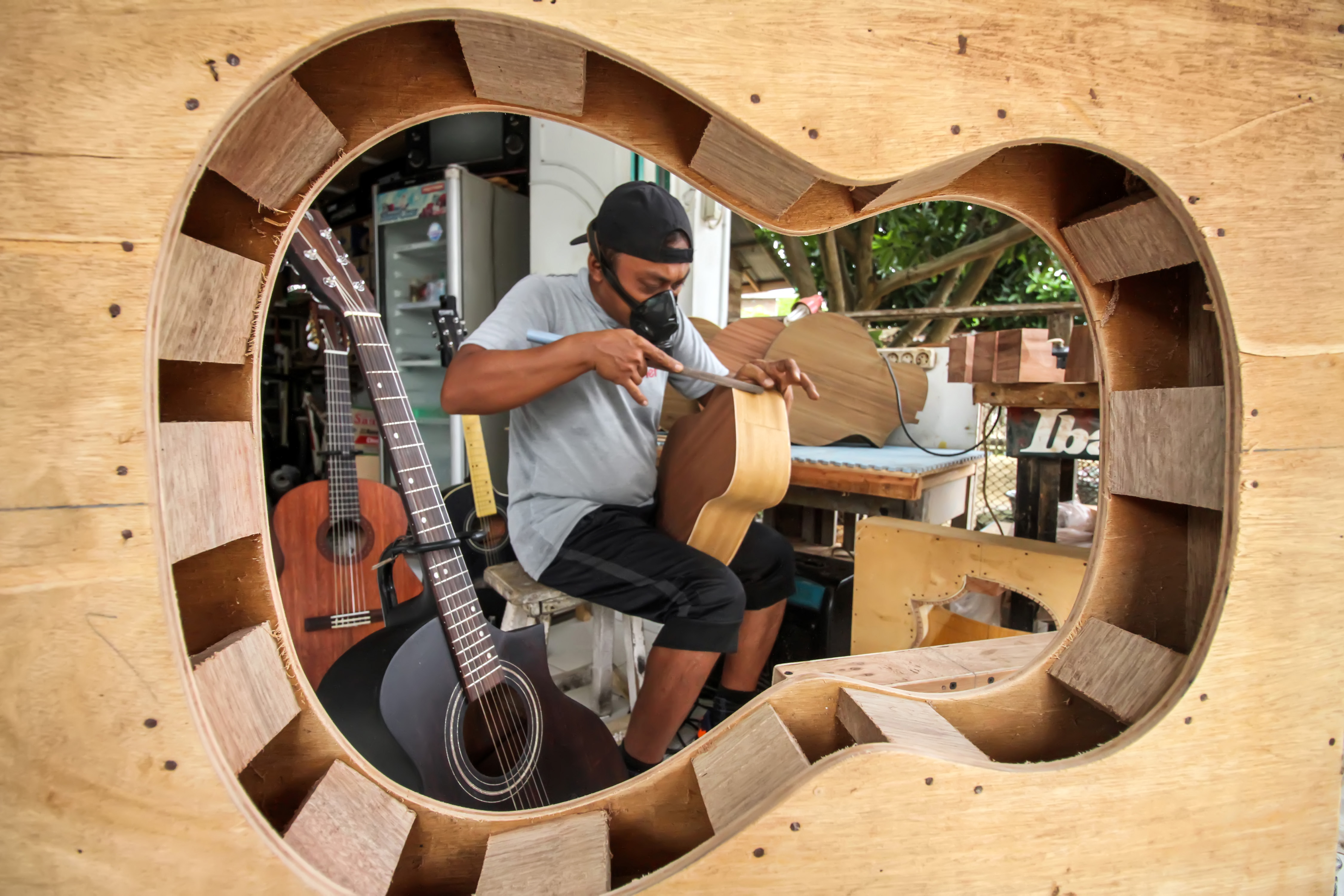 Perajin Gitar Bertahan di Tengah Pandemi