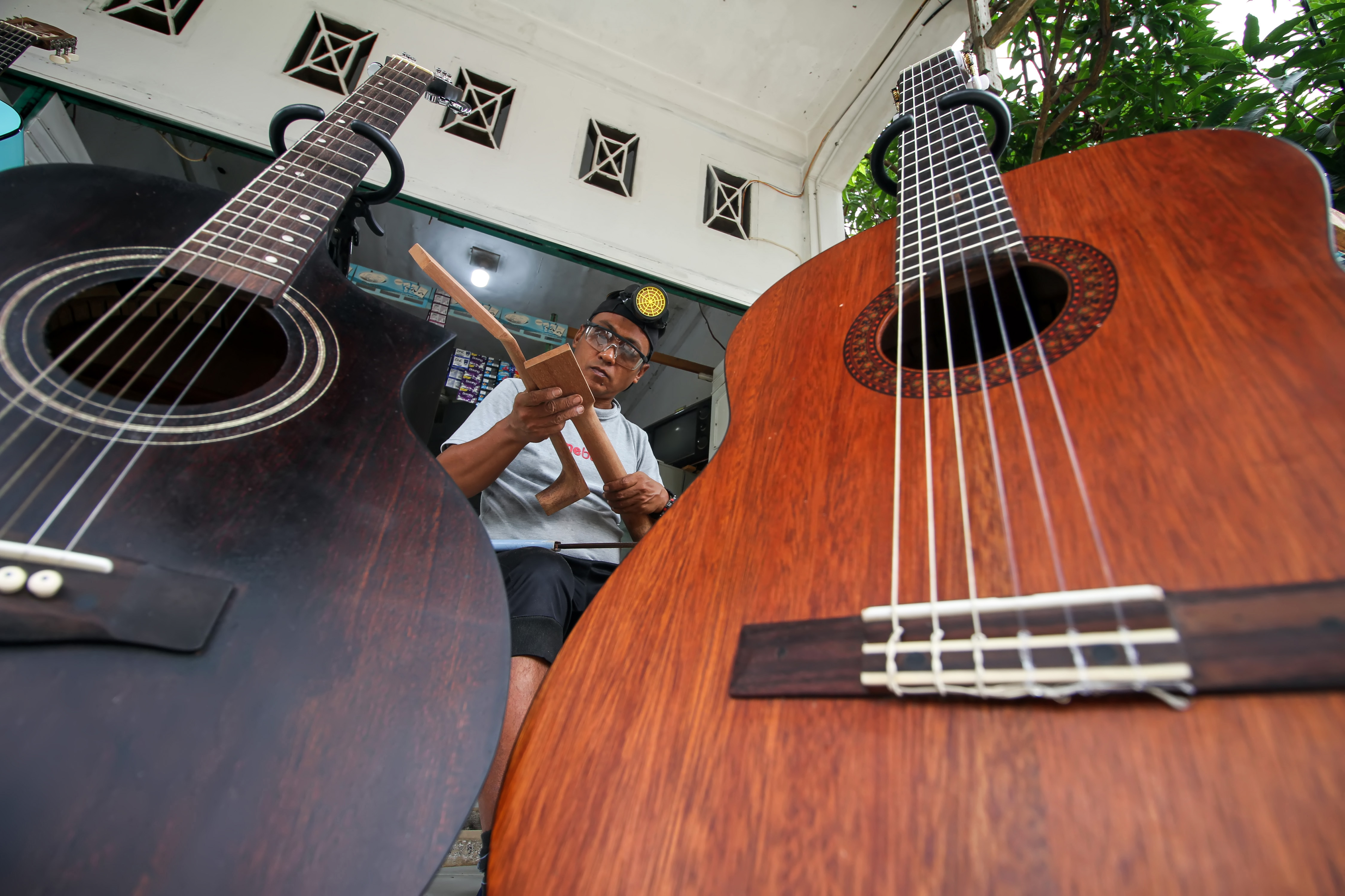 Perajin Gitar Bertahan di Tengah Pandemi
