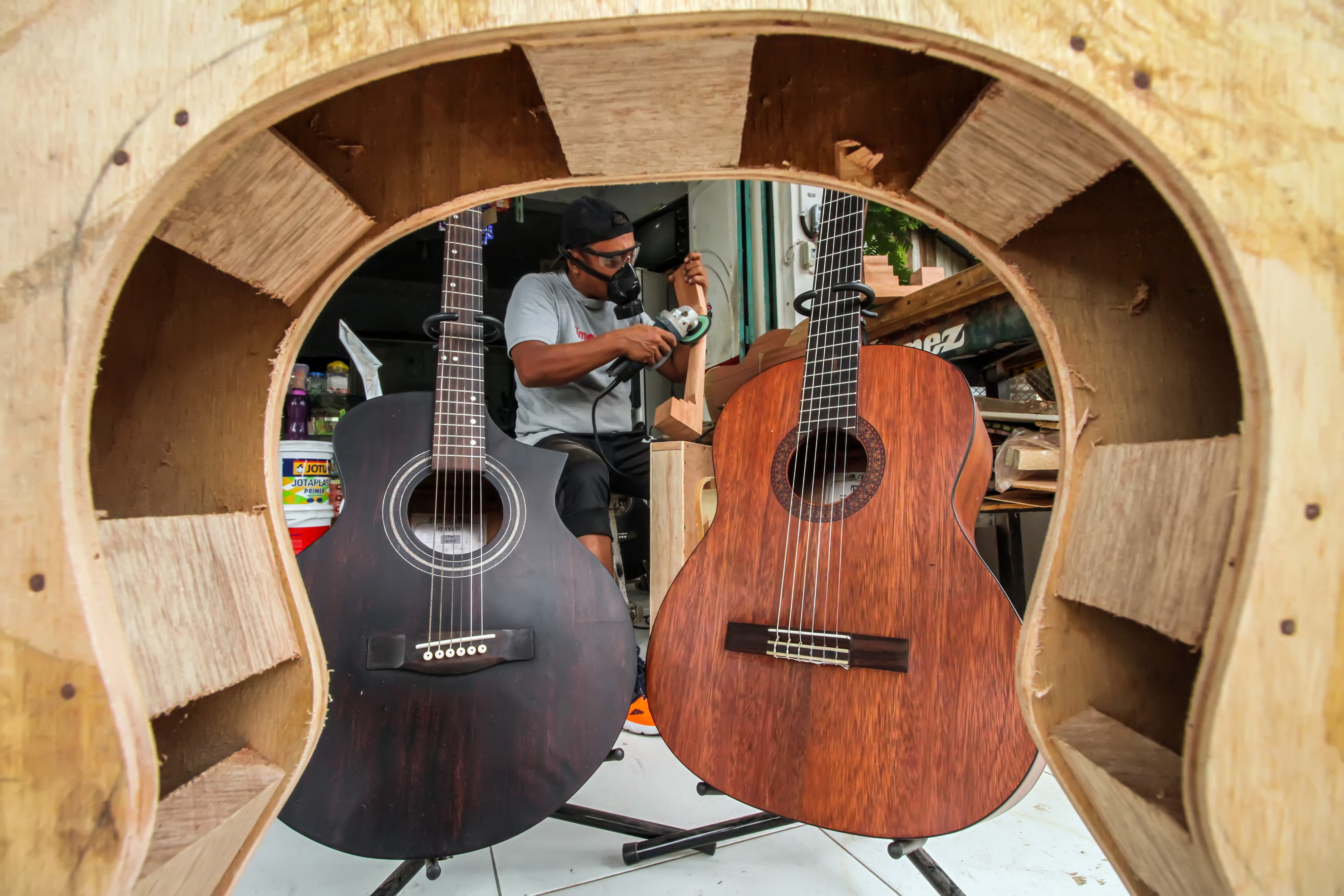 Perajin Gitar Bertahan di Tengah Pandemi