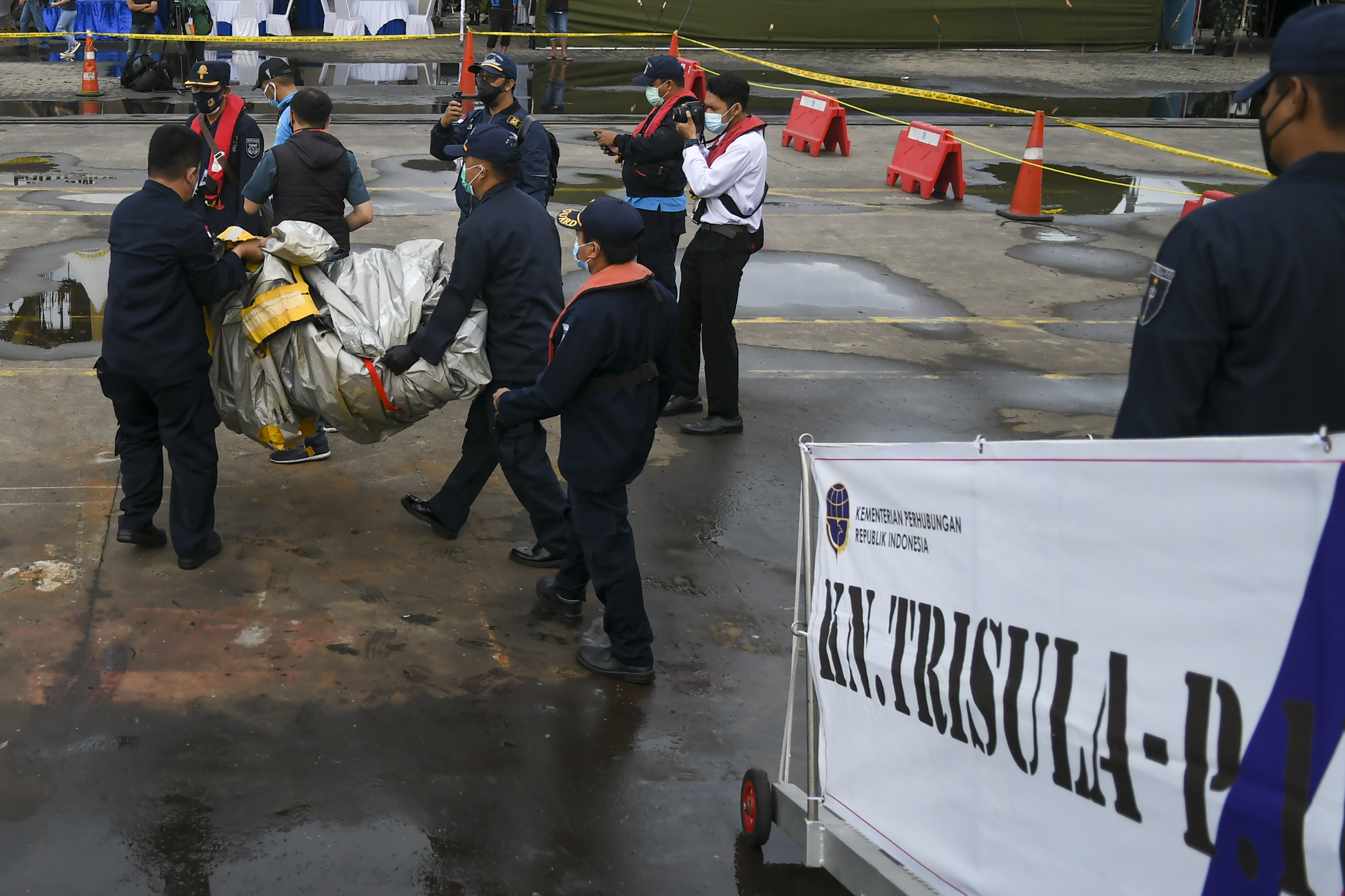 Serpihan Pesawat Sriwijaya Air SJ 182