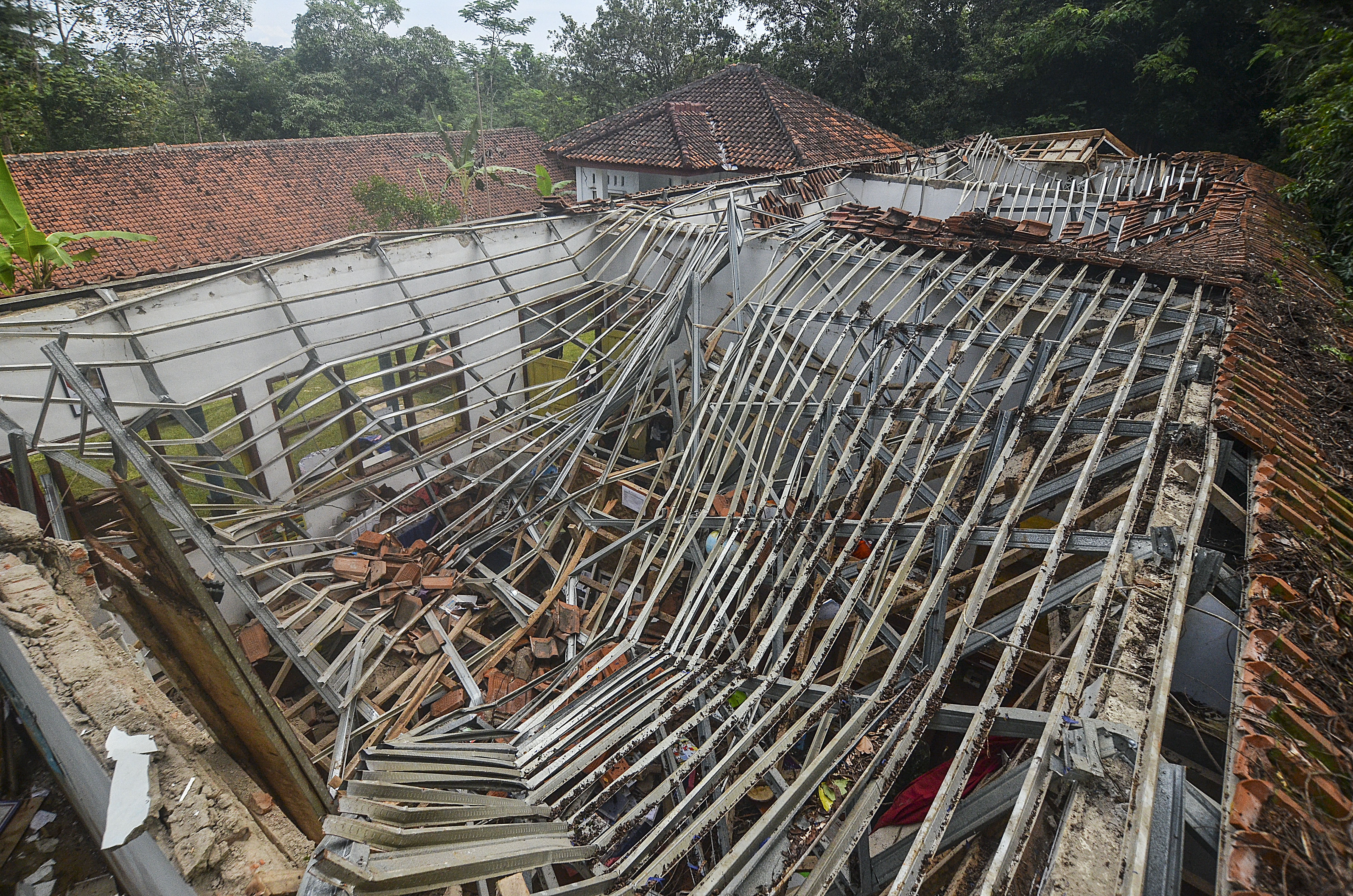 Atap Sekolah di Ciamis Ambruk