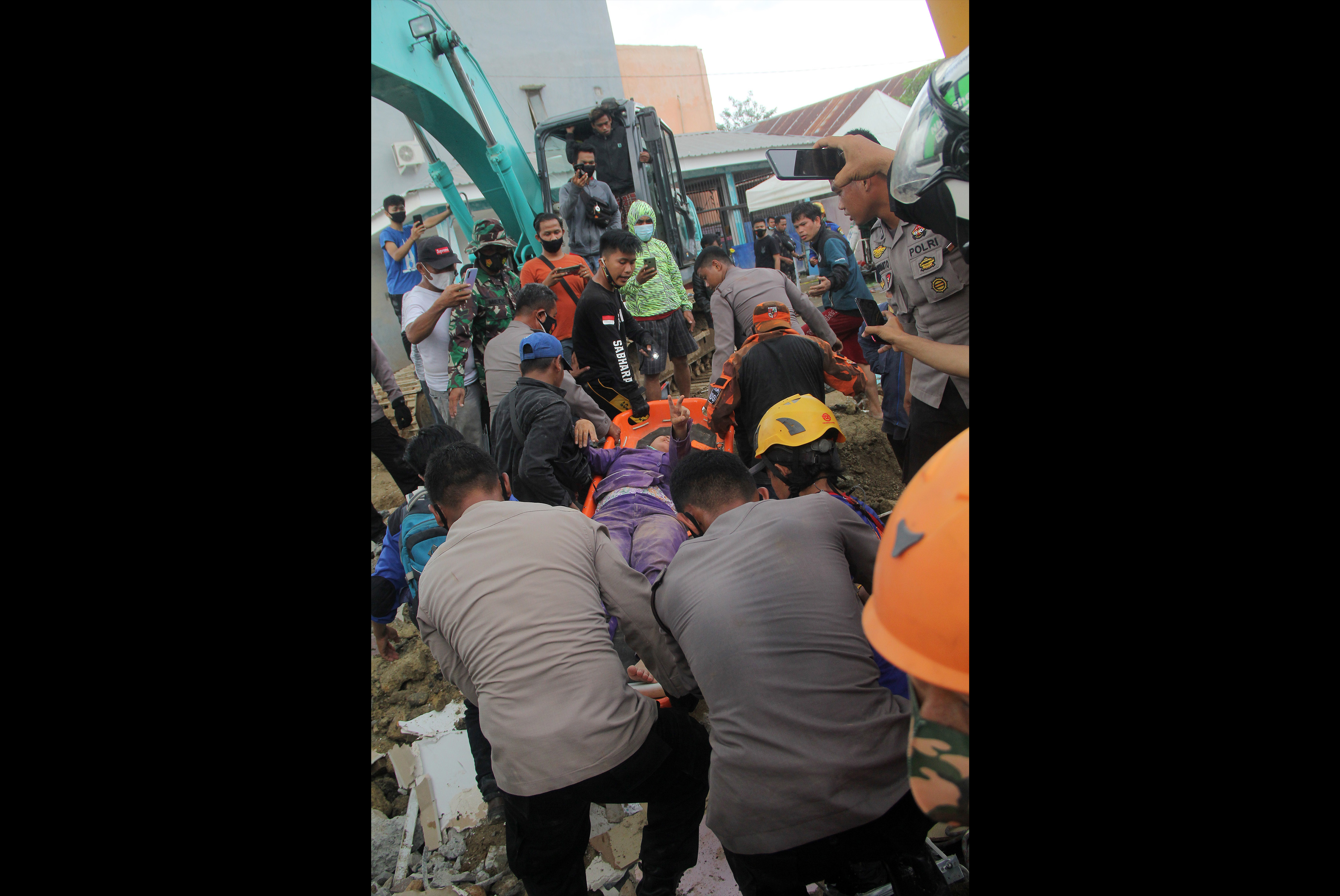 Evakuasi Korban Gempa Bumi