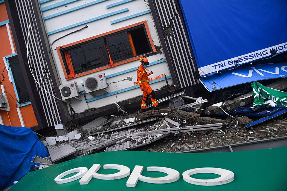 Pencarian Korban Gempa Bumi di Mamuju