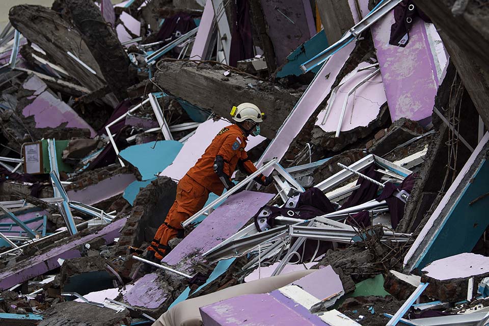 Pencarian Korban Gempa Bumi di Mamuju