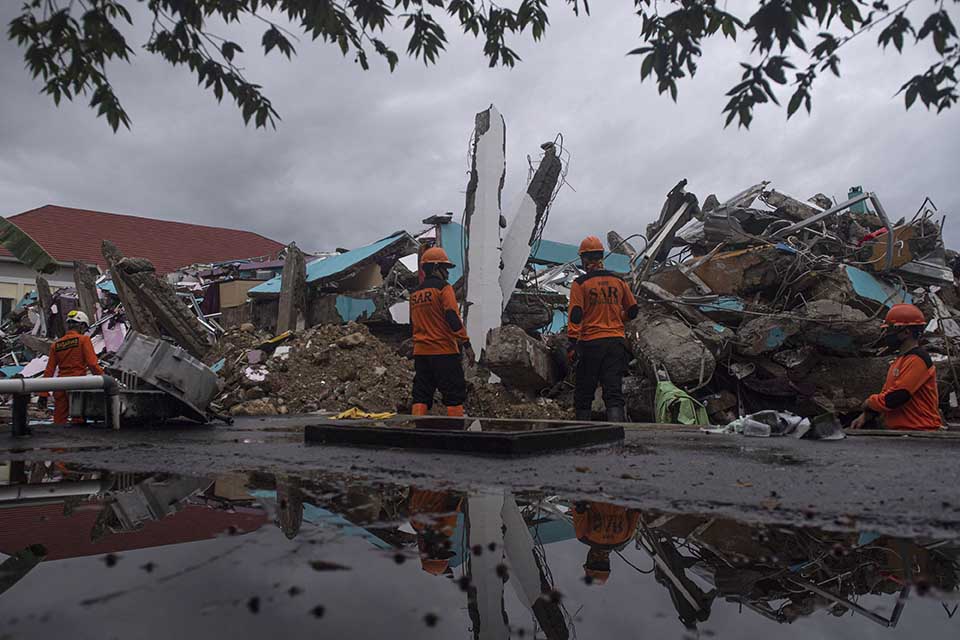 Pencarian Korban Gempa Bumi di Mamuju