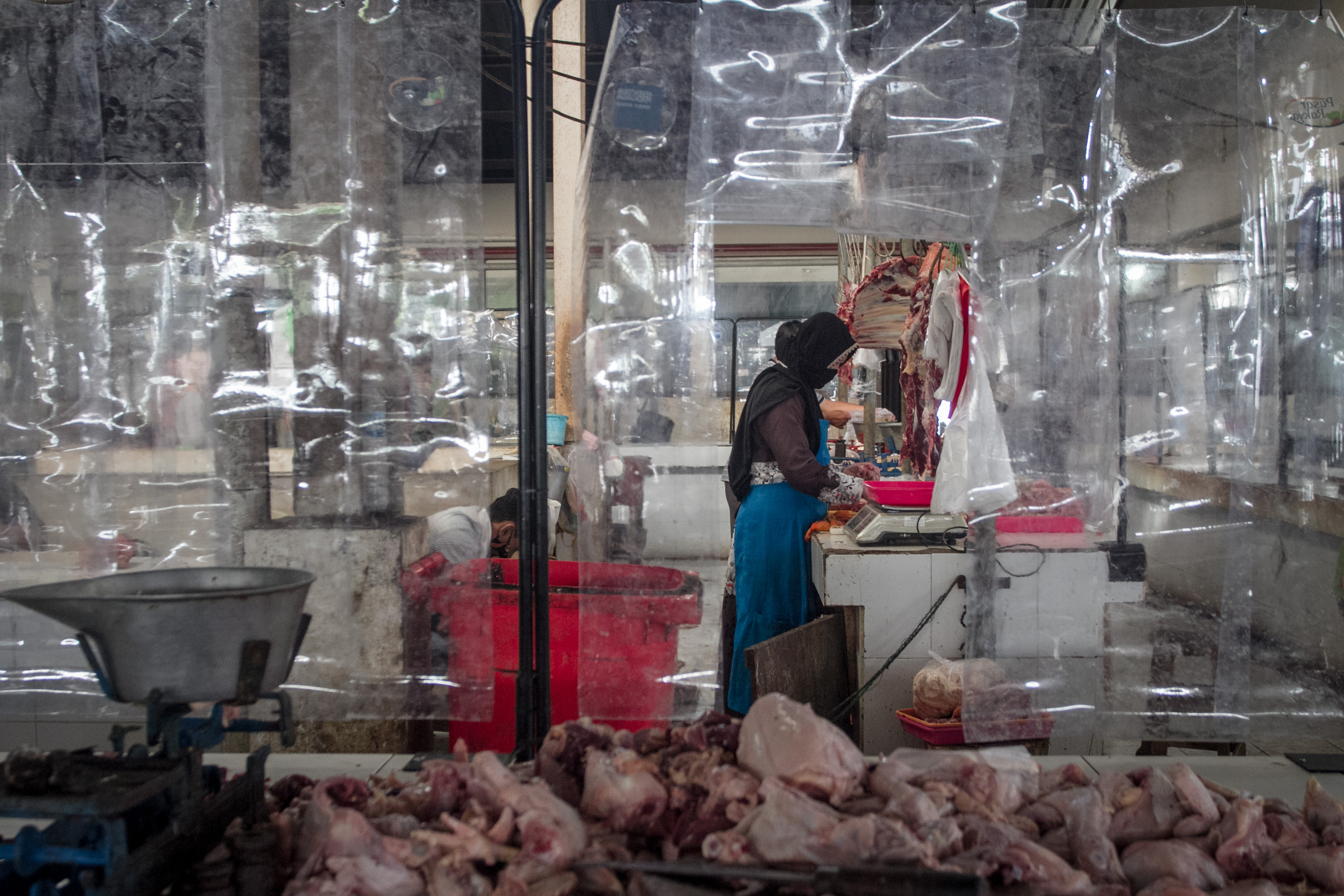 Pemasangan Sekat Plastik di Pasar Tradisional