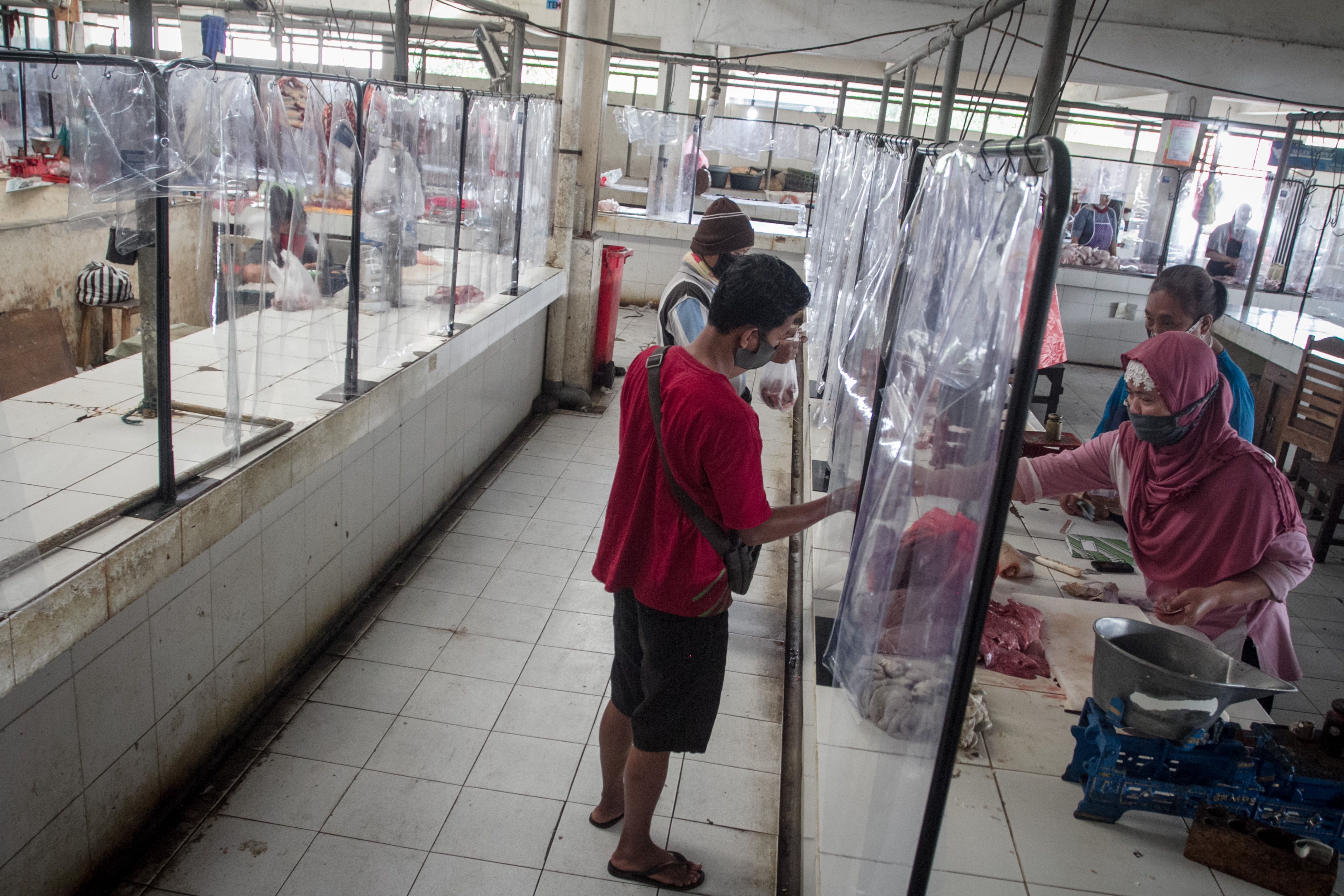 Pemasangan Sekat Plastik di Pasar Tradisional
