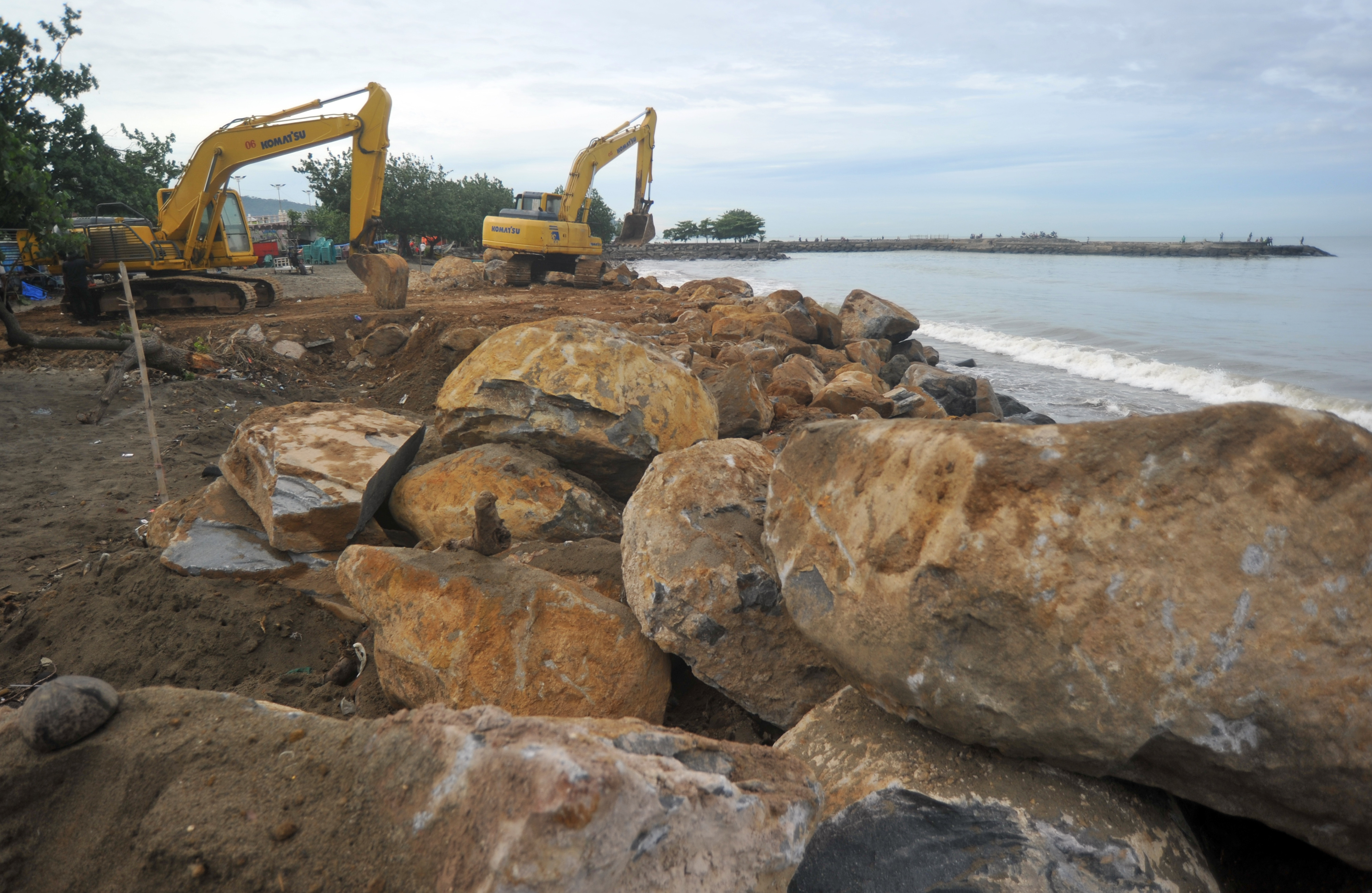 Penanganan Abrasi Pantai Padang