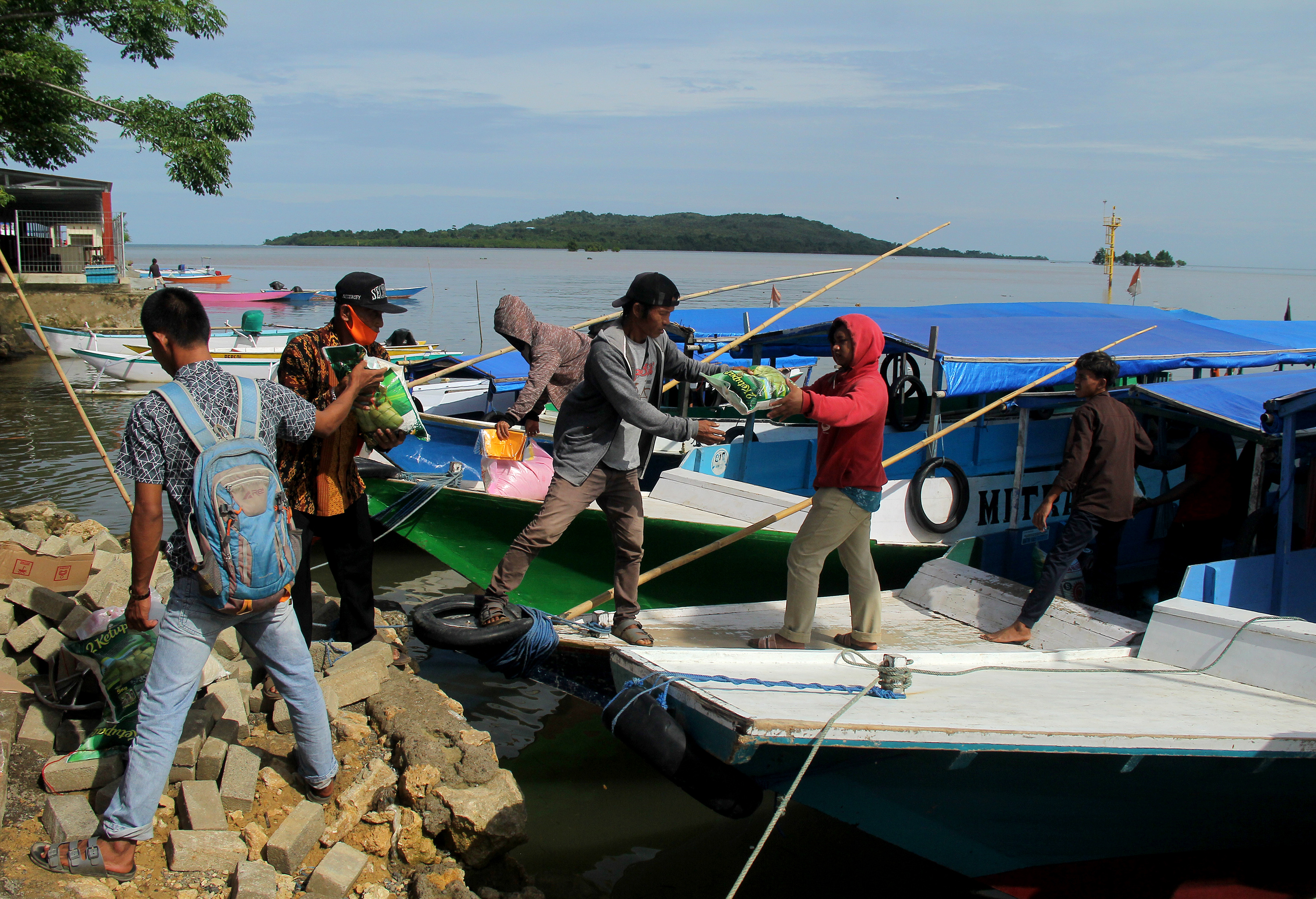 Penyaluran Logistik Korban Gempa di Mamuju