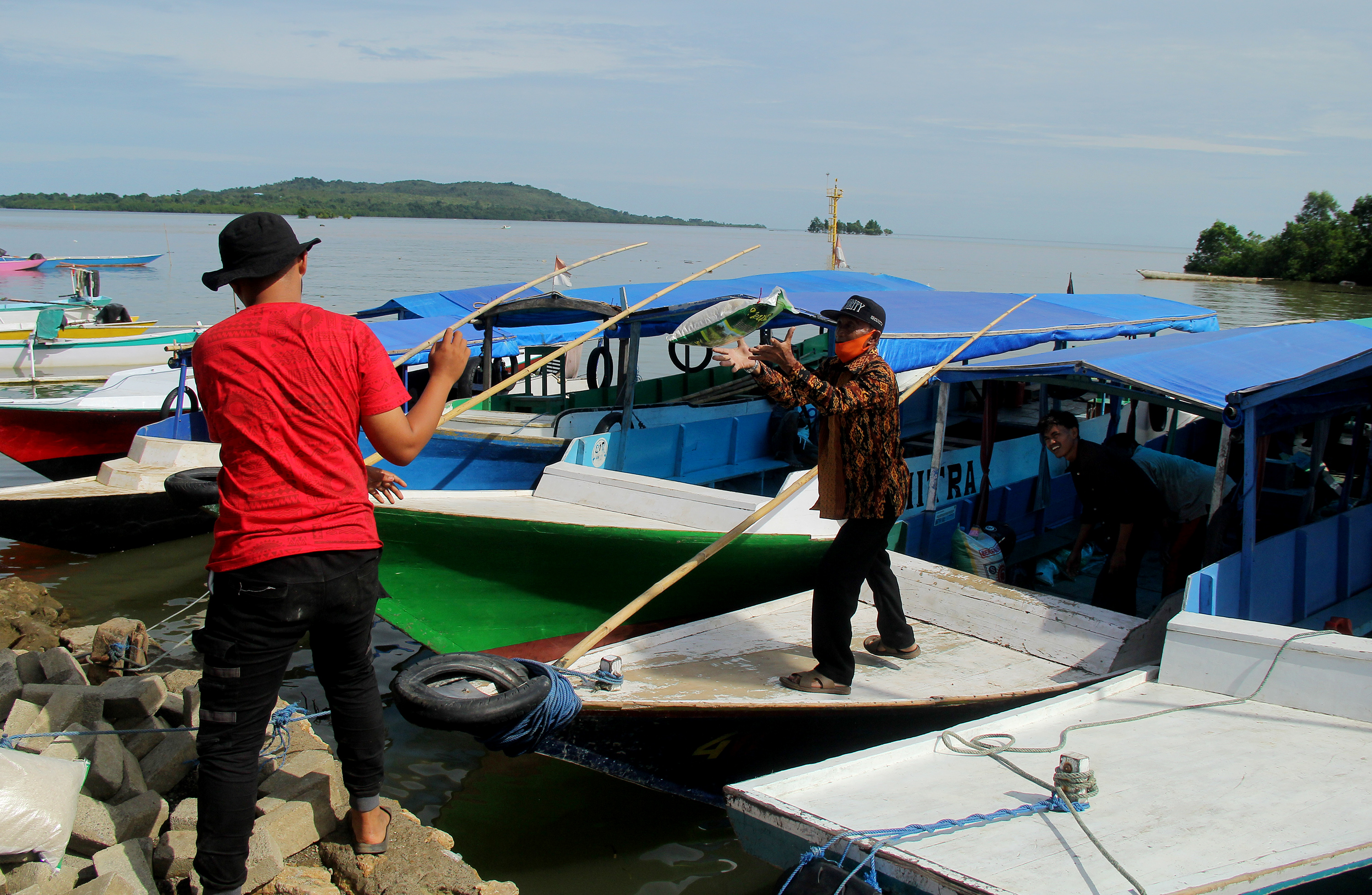 Penyaluran Logistik Korban Gempa di Mamuju